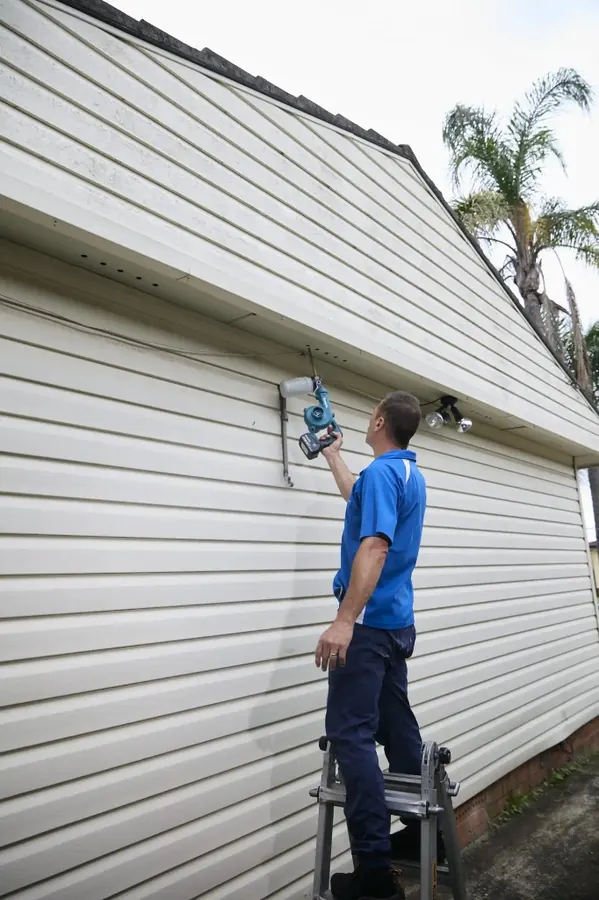 Sydney Pesties technician on the job